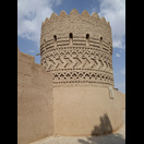 Ein Turm in der Mauer des Bagh-e Dolat Abad